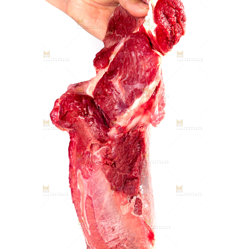 白底上的新鲜牛肉