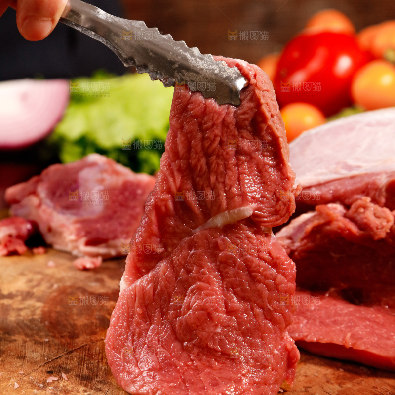 深底上的新鲜牛肉
