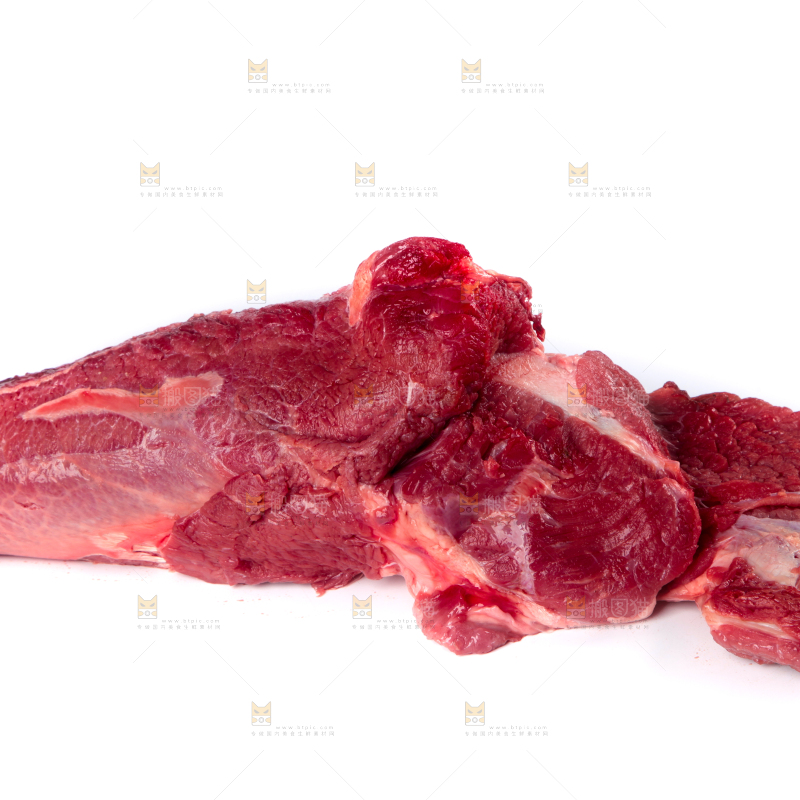 白底上的新鲜牛肉