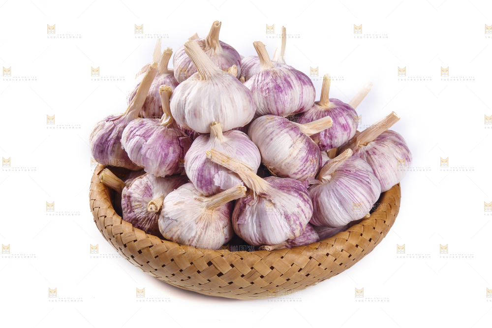 白底上的紫皮干大蒜