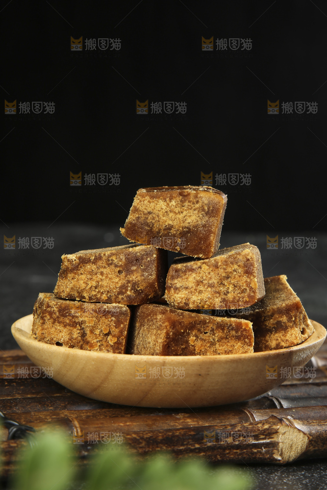深底上的红糖块