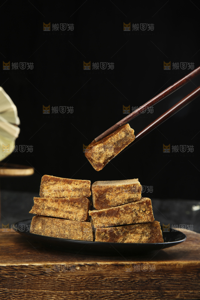 深底上的红糖块