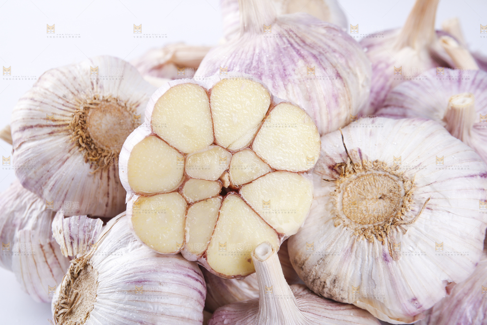 白底上的紫皮干大蒜
