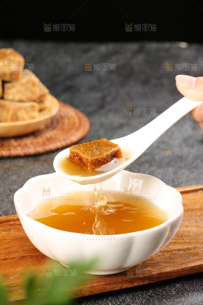 深底上的红糖块