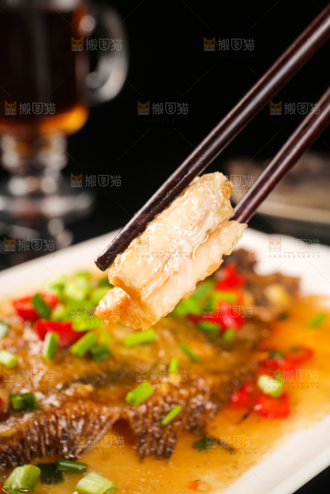 盘子里的红烧鲽鱼