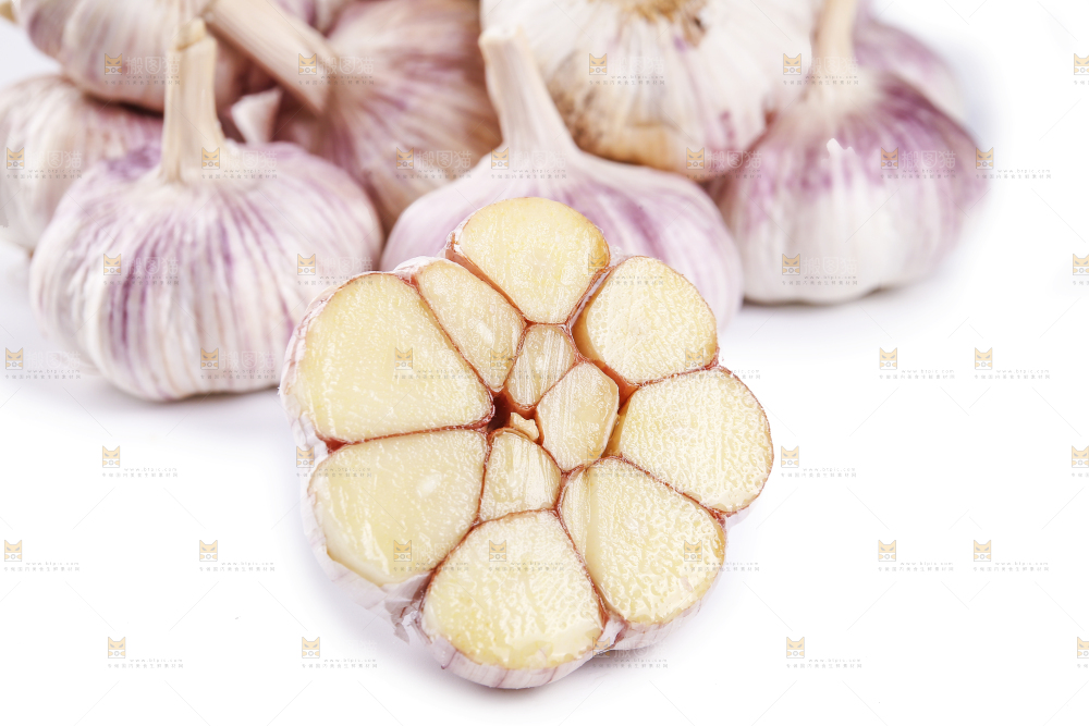 白底上的紫皮干大蒜