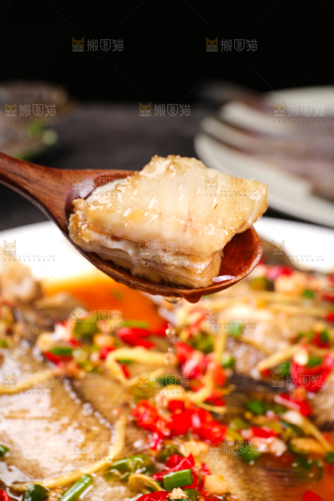 盘子里的红烧鲽鱼