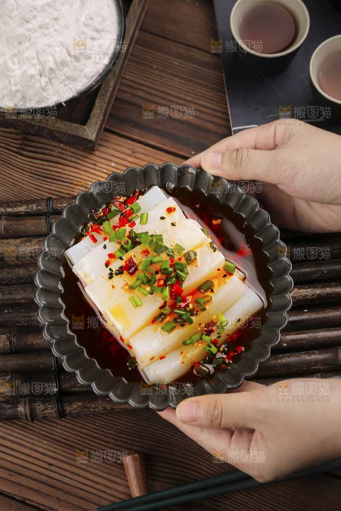 碗里的红油凉粉
