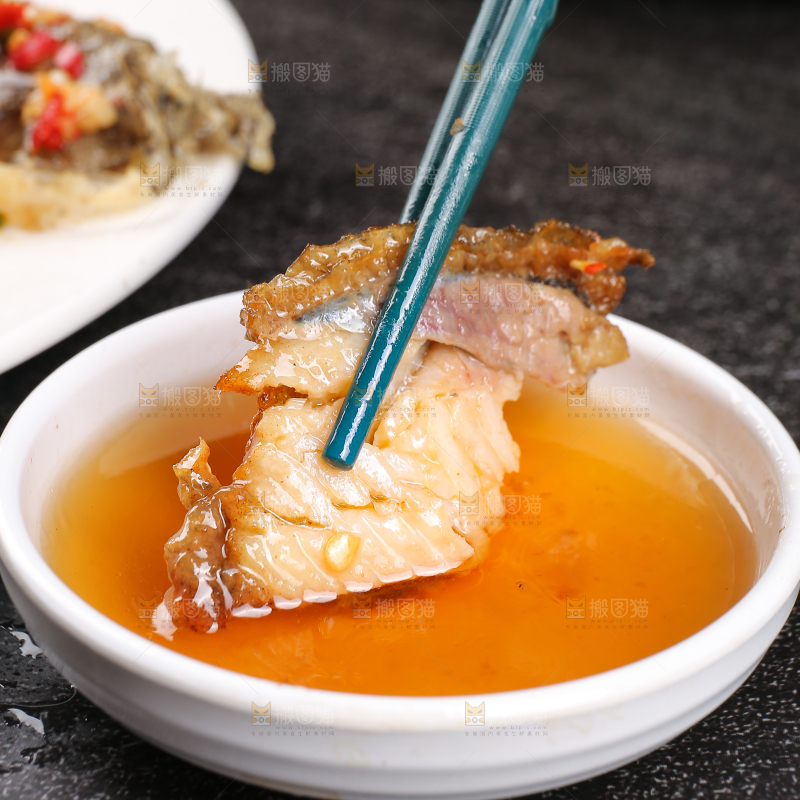盘子里的红烧鲽鱼