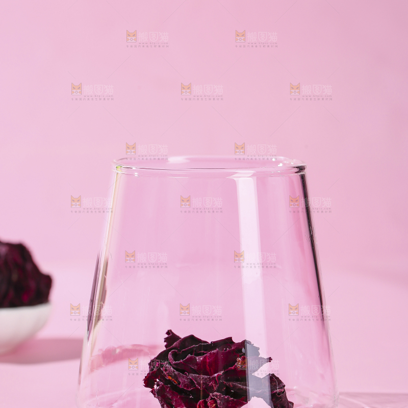 浅底上的墨红玫瑰