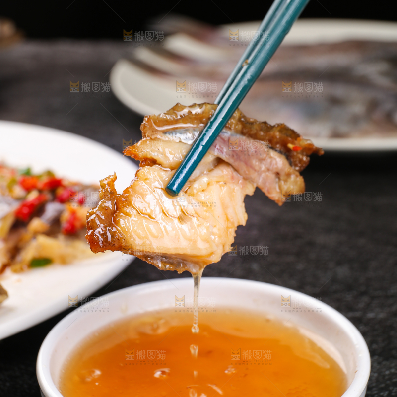 盘子里的红烧鲽鱼