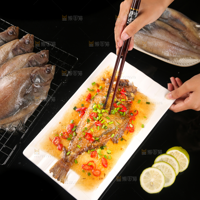 盘子里的红烧鲽鱼
