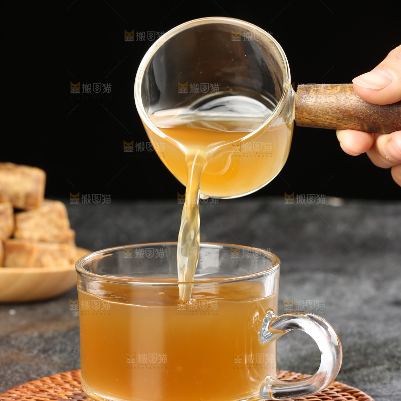深底上的红糖块