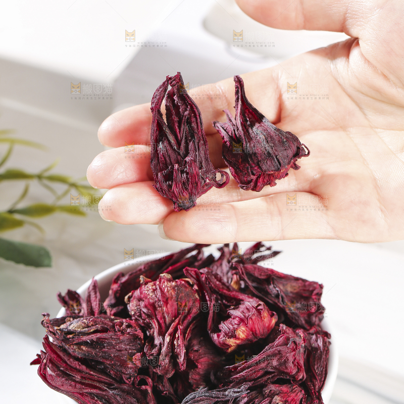 浅底上的洛神花茶