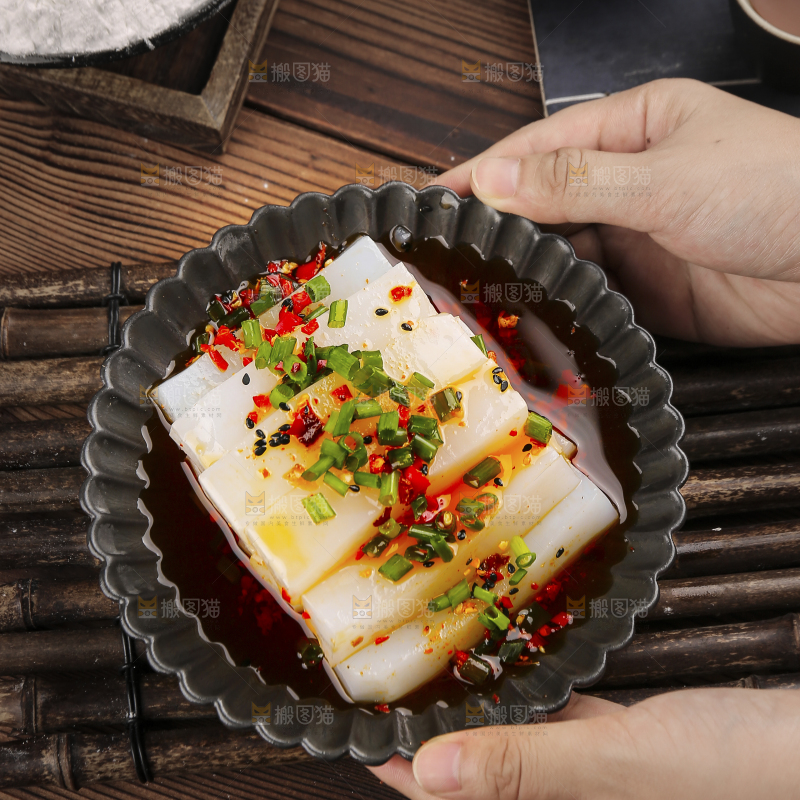 碗里的红油凉粉
