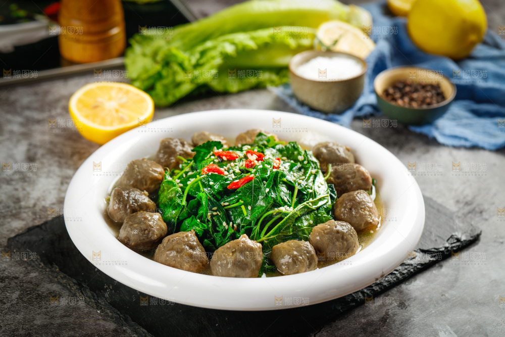 盘子里的牛肉丸汤