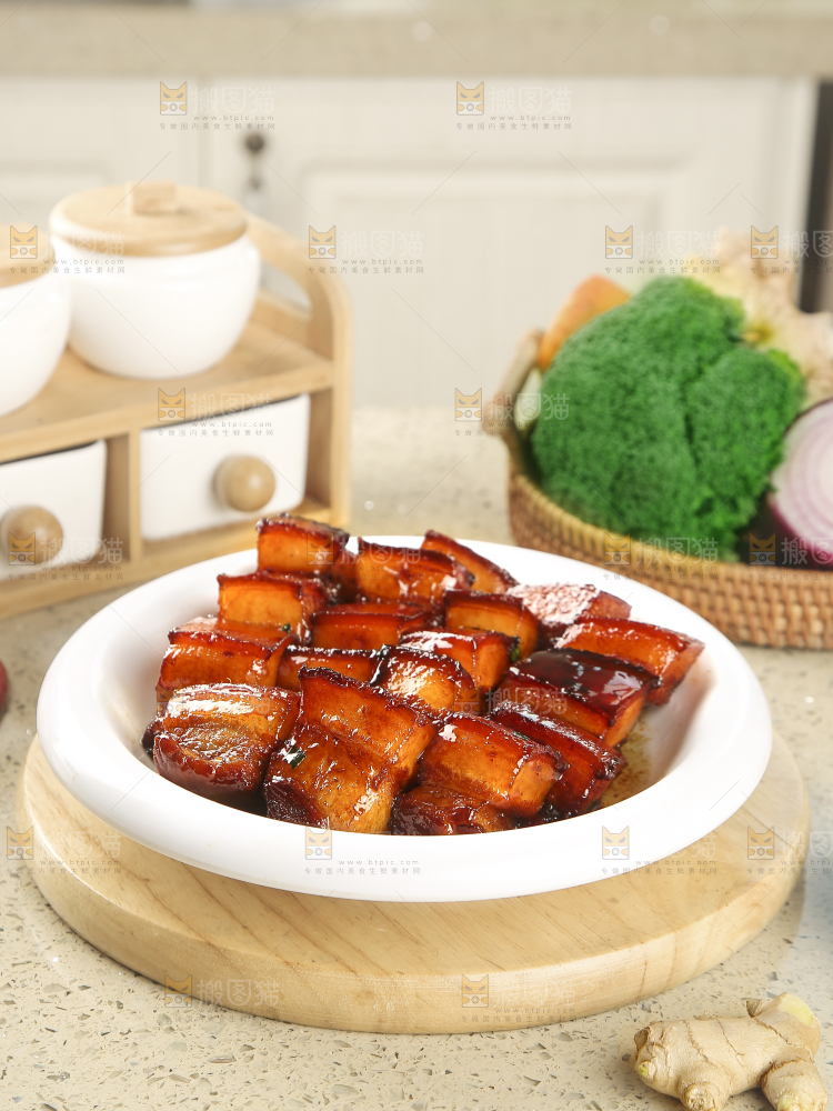 浅底上的红烧肉