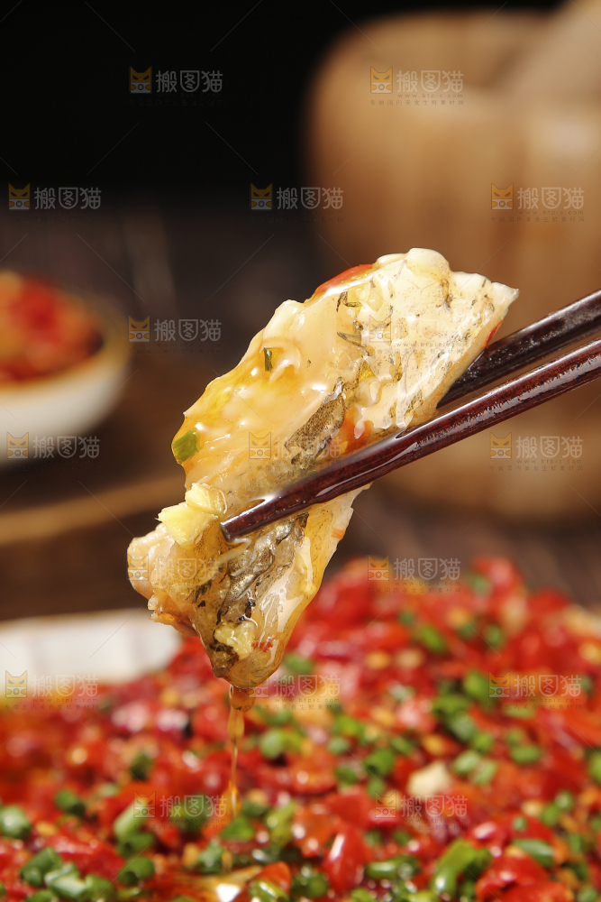 深底上的剁椒鱼头