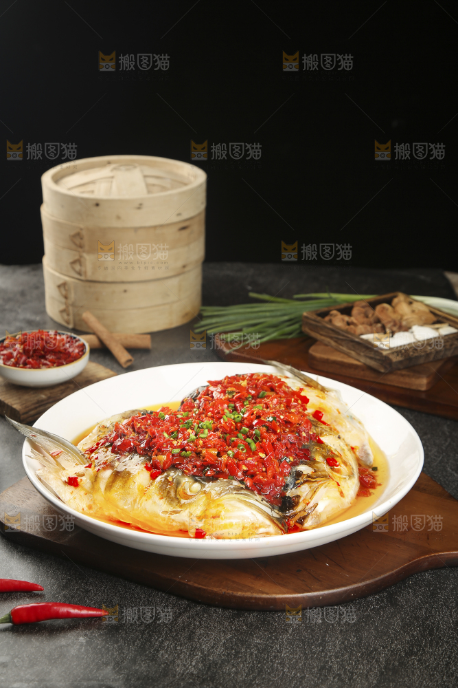 深底上的剁椒鱼头