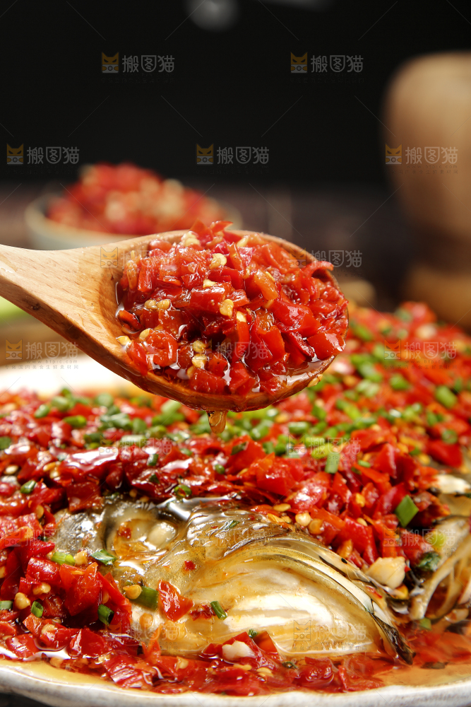 深底上的剁椒鱼头