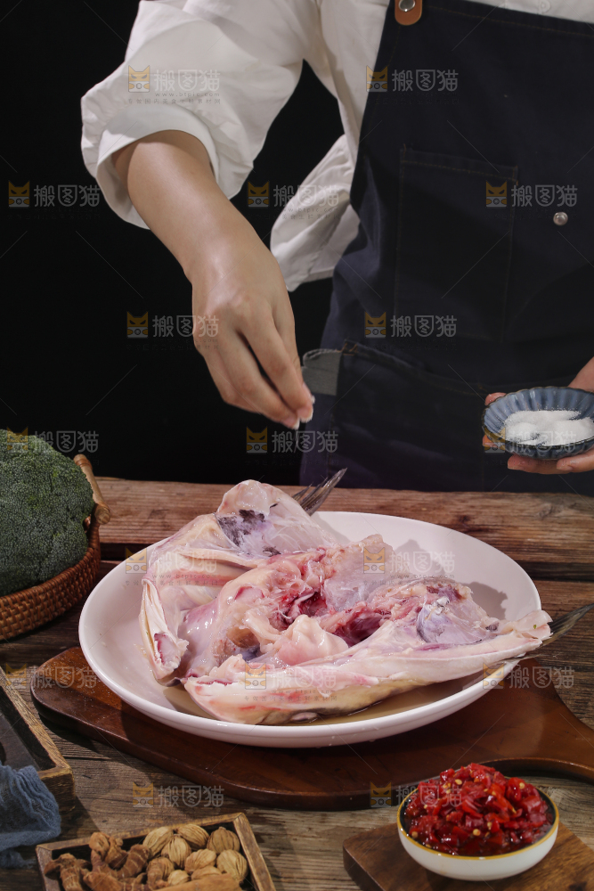 深底上的剁椒鱼头