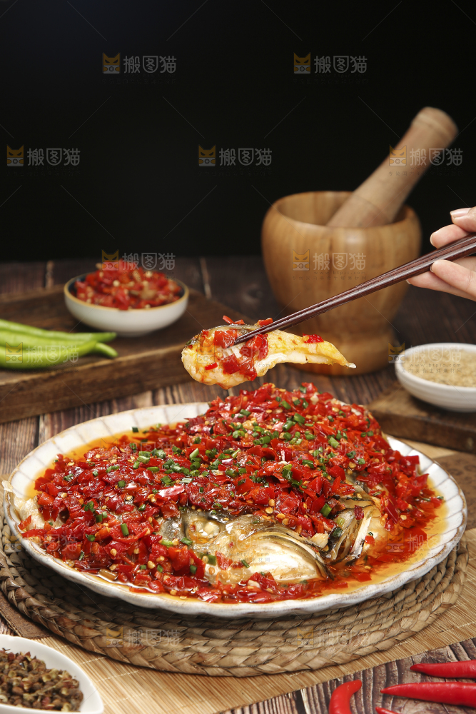 深底上的剁椒鱼头