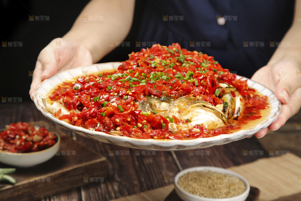 深底上的剁椒鱼头