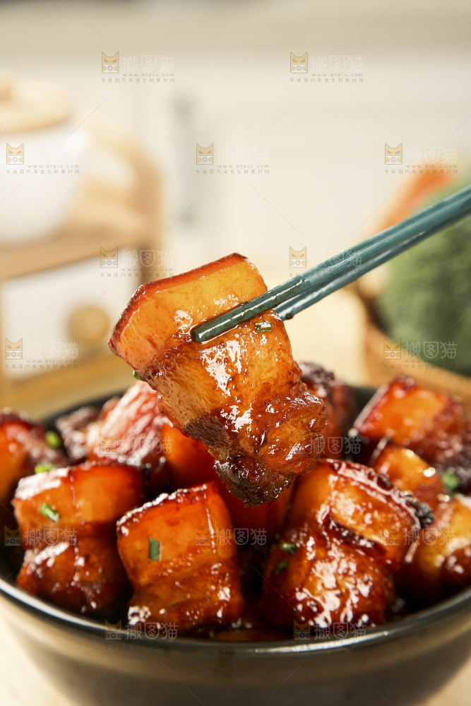浅底上的红烧肉