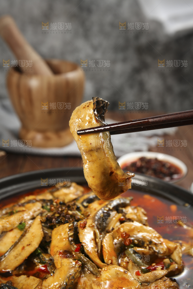 深底上的水煮鱼片