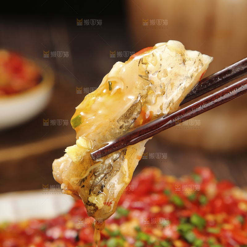 深底上的剁椒鱼头
