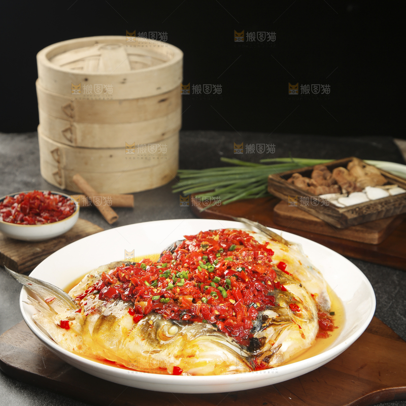 深底上的剁椒鱼头