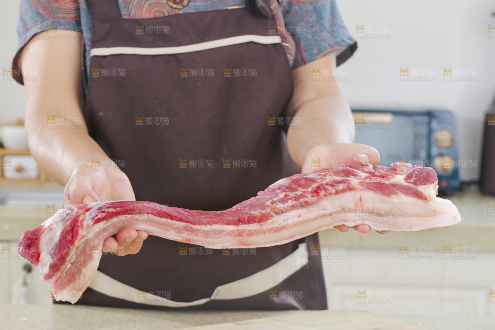 浅底上的红烧肉制作