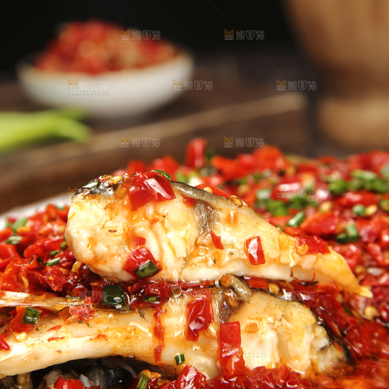 深底上的剁椒鱼头