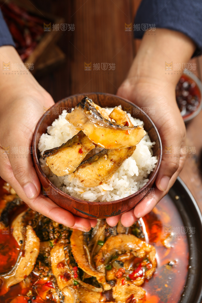 深底上的水煮鱼片