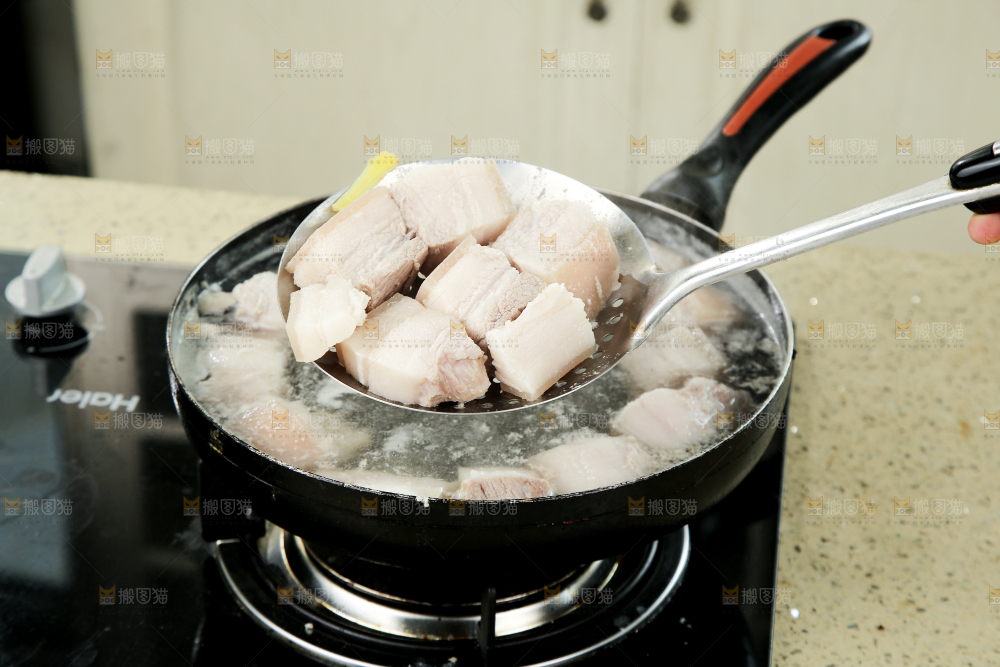 浅底上的红烧肉制作