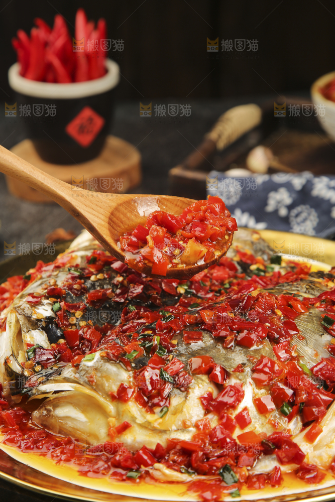 深底上的剁椒鱼头