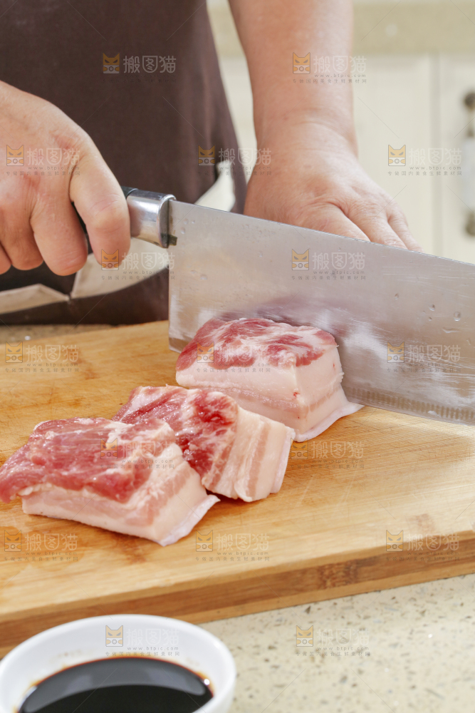 浅底上的红烧肉制作