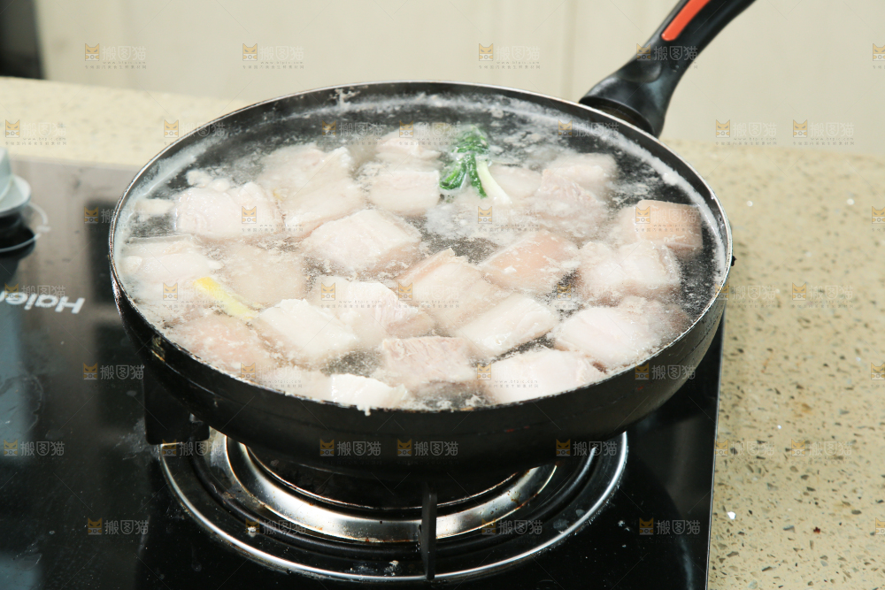 浅底上的红烧肉制作