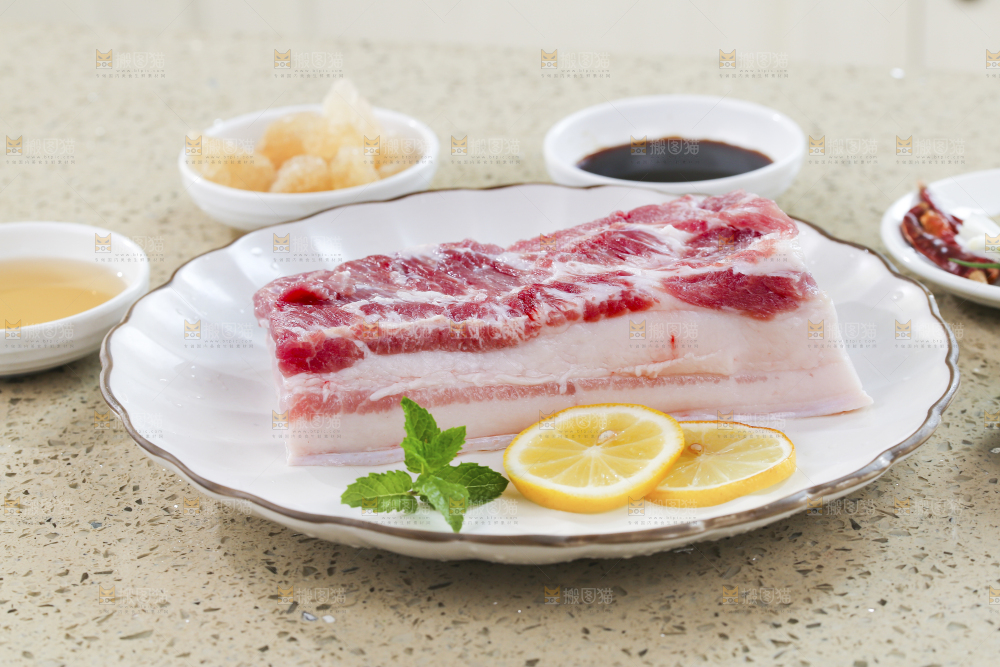 浅底上的红烧肉制作