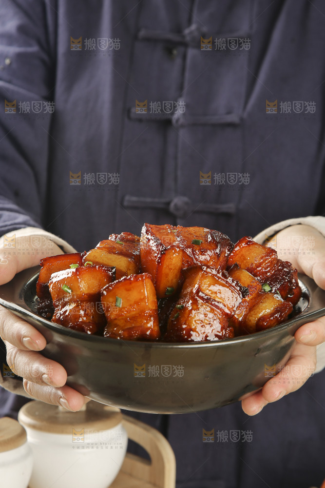 浅底上的红烧肉