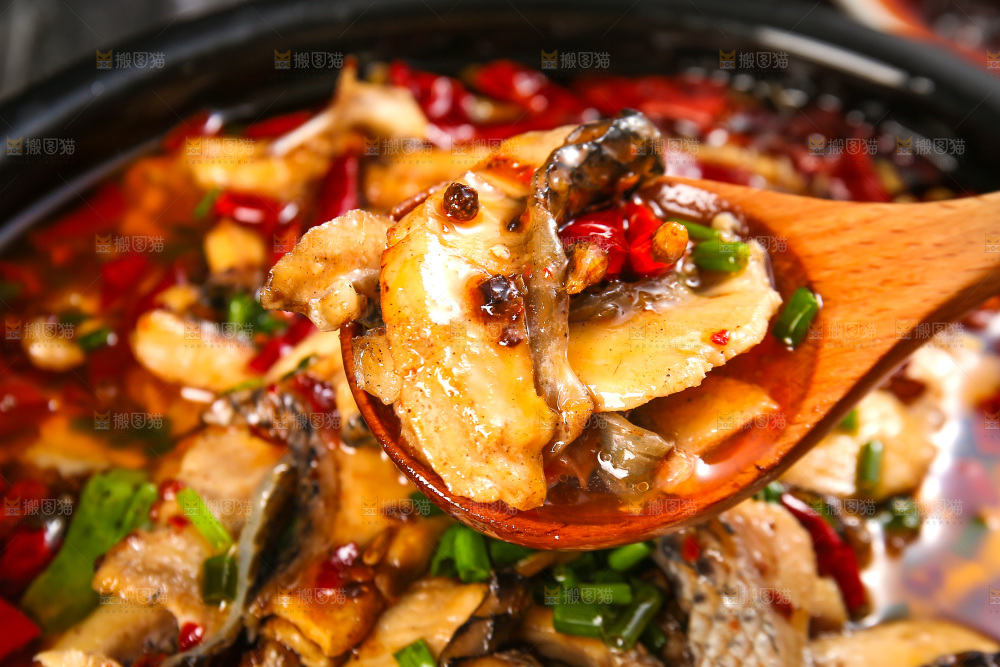 深底上的水煮鱼片