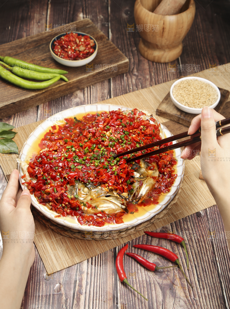 深底上的剁椒鱼头