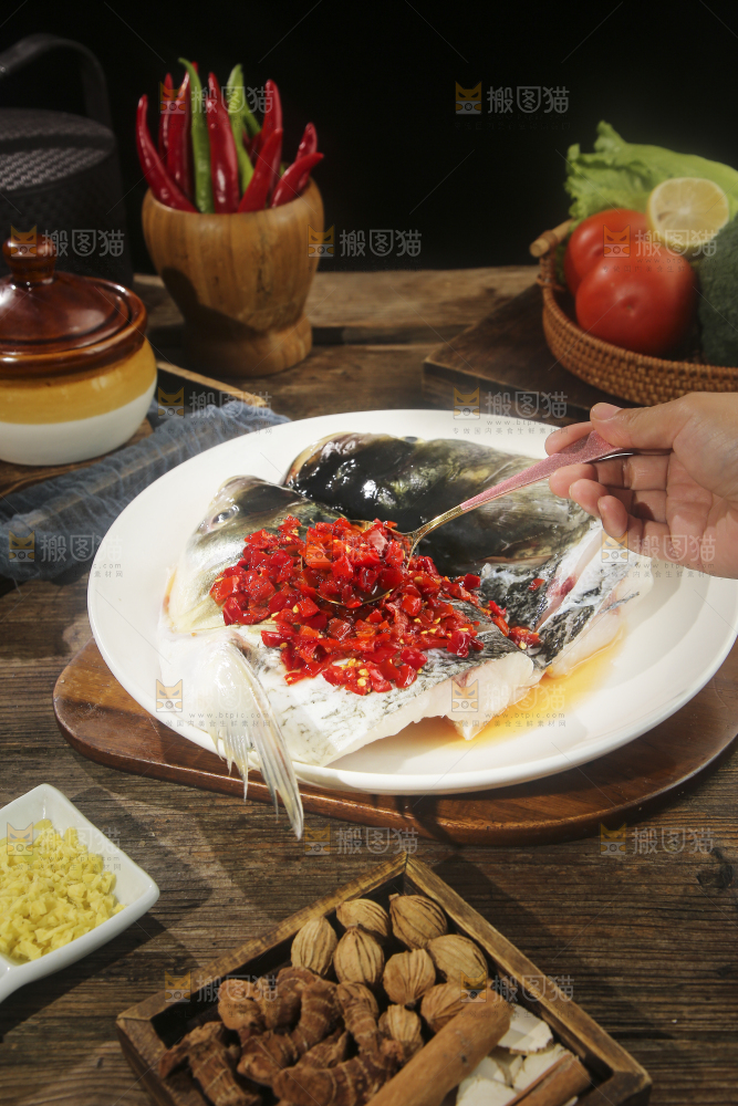 深底上的剁椒鱼头