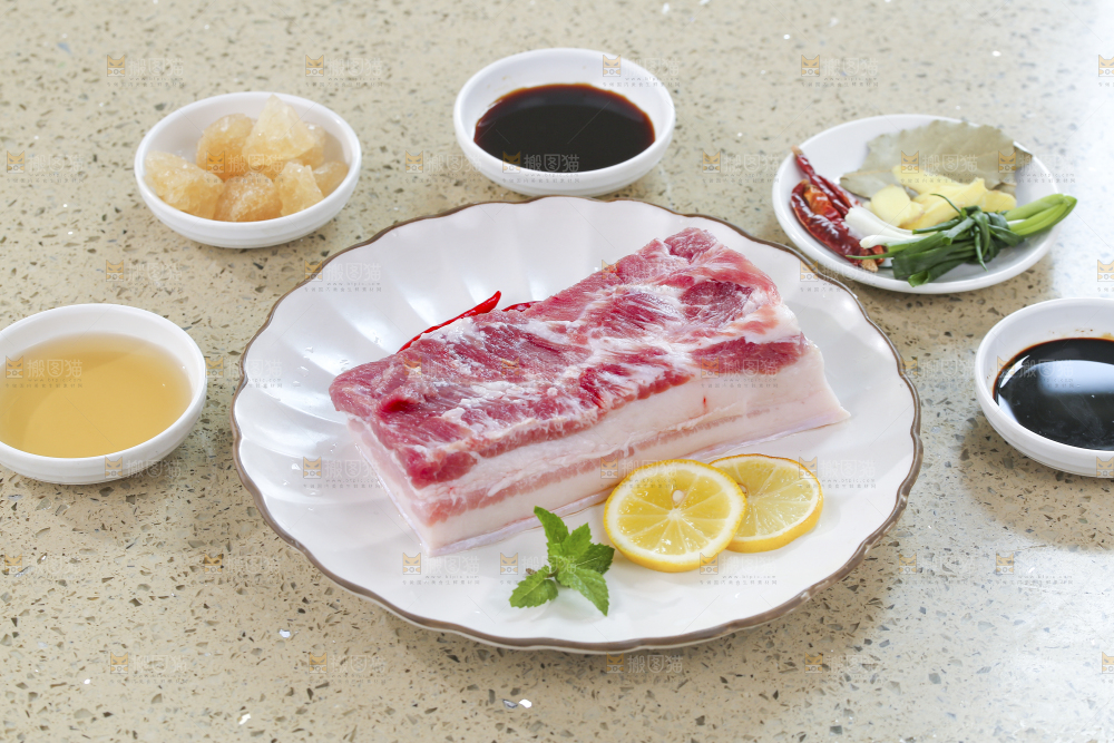 浅底上的红烧肉制作