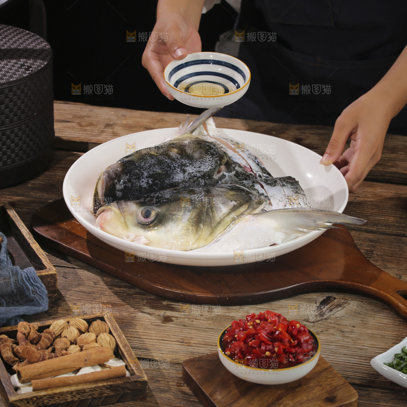 深底上的剁椒鱼头