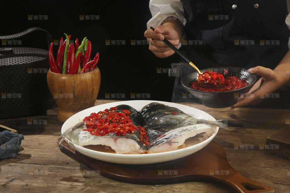 深底上的剁椒鱼头