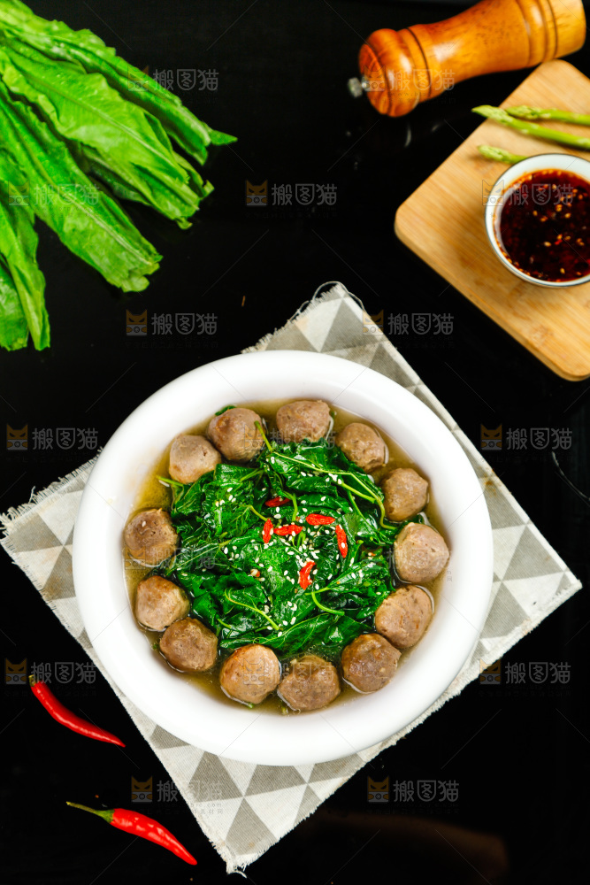 盘子里的牛肉丸汤