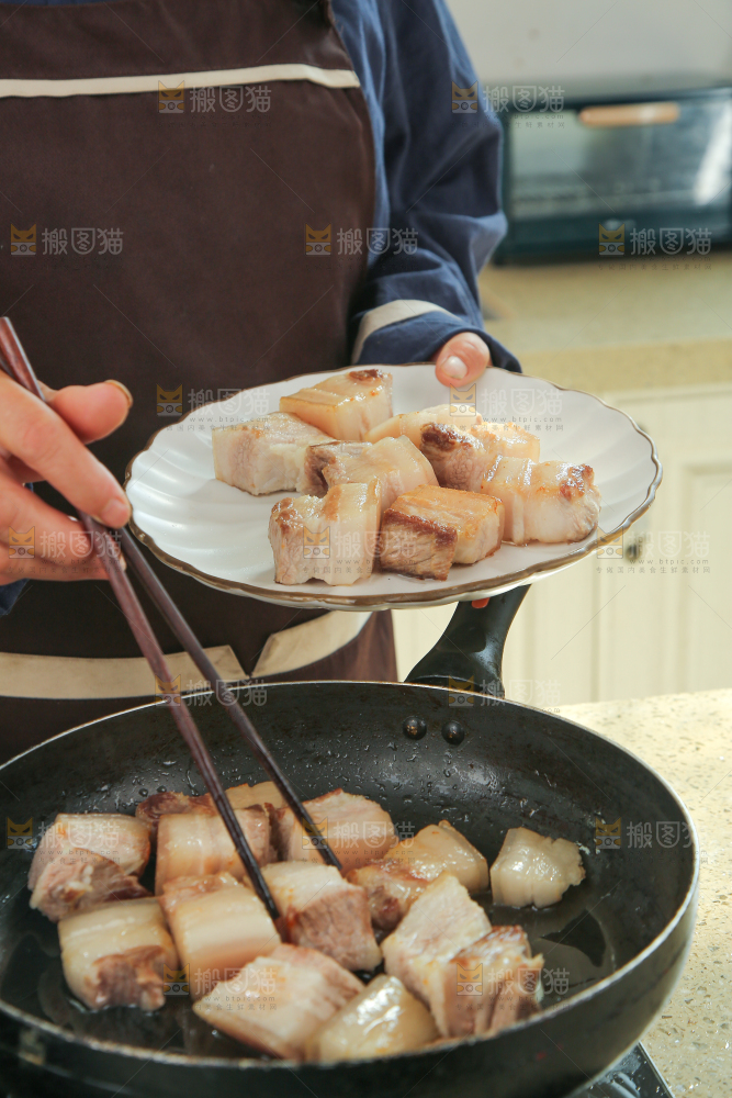 浅底上的红烧肉制作