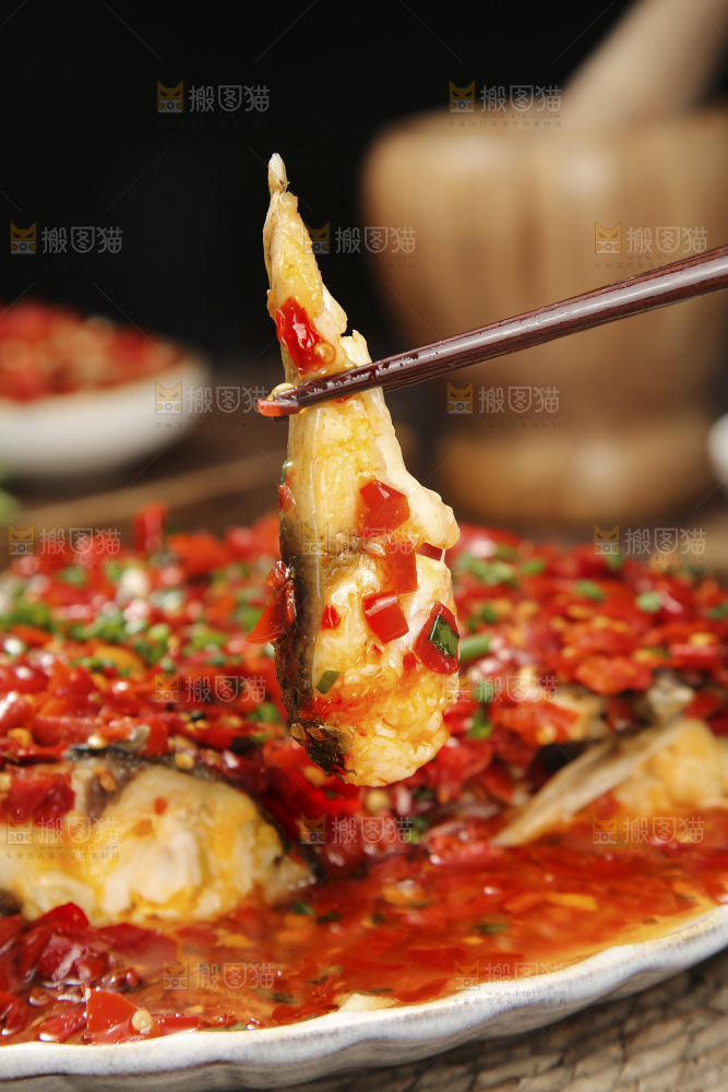 深底上的剁椒鱼头