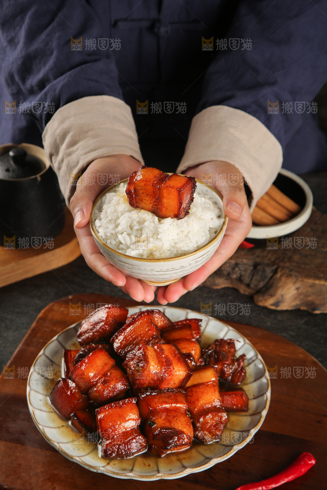 深底上的红烧肉